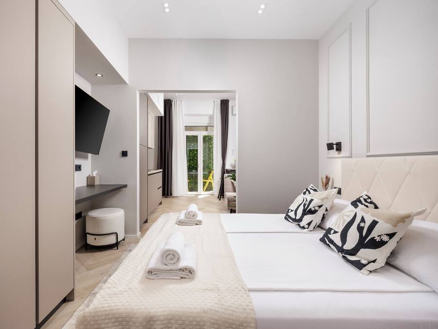 Deluxe Studio, Balcony, Courtyard View | Blackout curtains, iron/ironing board, free WiFi, bed sheets