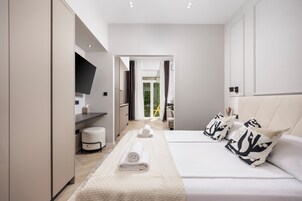 Deluxe Studio, Balcony, Courtyard View | Blackout drapes, iron/ironing board, free WiFi, bed sheets
