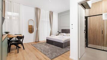 Studio Deluxe, balcon, vue sur la ville | Rideaux d’obscurcissement, fer et planche à repasser