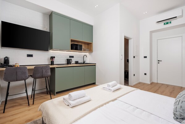 Deluxe Studio | Blackout drapes, iron/ironing board, free WiFi, bed sheets