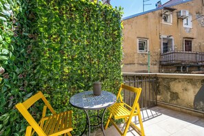 Deluxe Studio, Balcony, Courtyard View | Balcony view