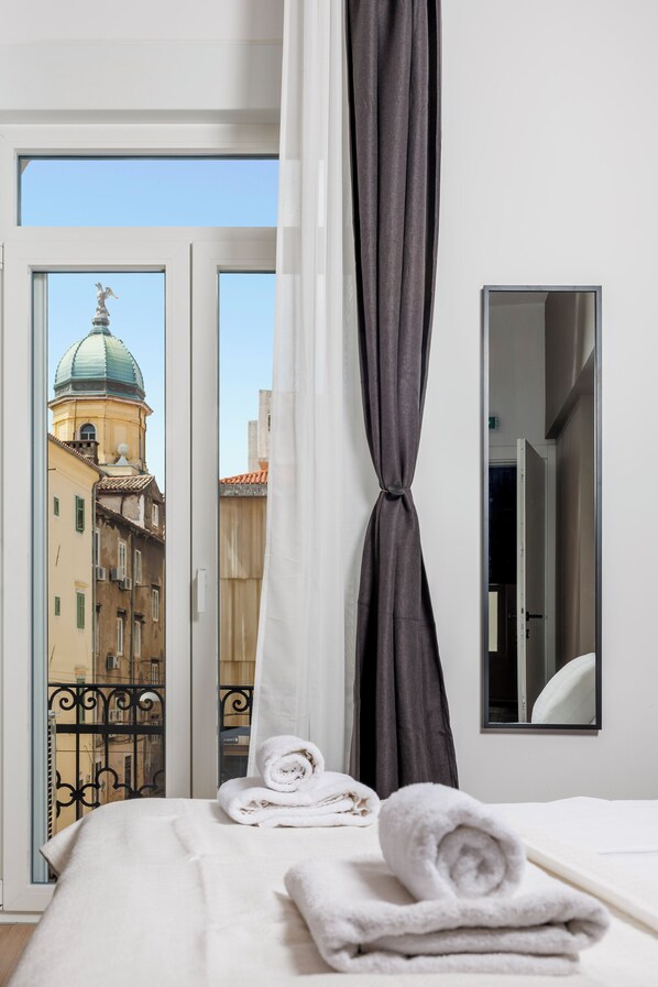Studio Deluxe, balcon, vue sur la ville | Rideaux d’obscurcissement, fer et planche à repasser