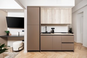 Deluxe Studio, Balcony, Courtyard View | Dapur kecil peribadi | Ketuhar gelombang mikro, dapur, pembancuh kopi espreso, cerek elektrik
