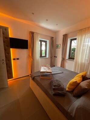 Villa, 2 chambres, patio | Fer et planche Ă  repasser, Wi-Fi gratuit, draps fournis