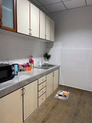 Fridge, microwave, stovetop, cookware/dishes/utensils