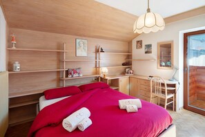 2 bedrooms, iron/ironing board, WiFi, bed sheets - Apartment 'Ciasa Giorgina' with Mountain View, Private Terrace and Wi-Fi (Pozza di Fassa)