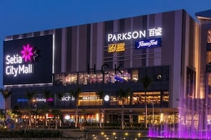 A multi-level shopping mall with visible signage for Setia City Mall, Parkson, and HCK. - Mall Suite at Sunsuria Setia Alam by HCK (Petaling)