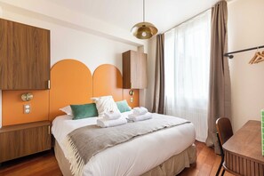 2 عدّة غرف نوم ومكواة/لوح كي وخدمة الإنترنت وملاءات أسرّة