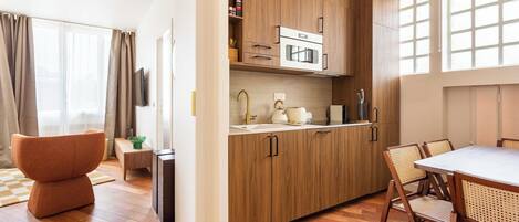 Réfrigérateur, micro-ondes, plaque de cuisson, lave-vaisselle