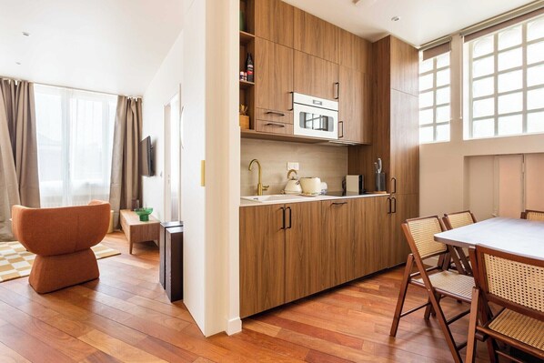 Fridge, microwave, stovetop, dishwasher