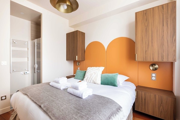 2 bedrooms, iron/ironing board, Internet, bed sheets