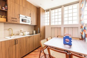 ثلاجة، ميكروويف، موقد طهي مسطح، غسالة أطباق