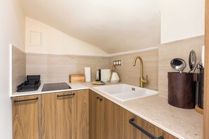 Fridge, microwave, stovetop, dishwasher