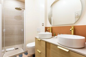 Douche, sèche-cheveux, serviettes fournies