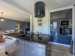 Frigorífico, microondas, lavavajillas y utensilios de cocina