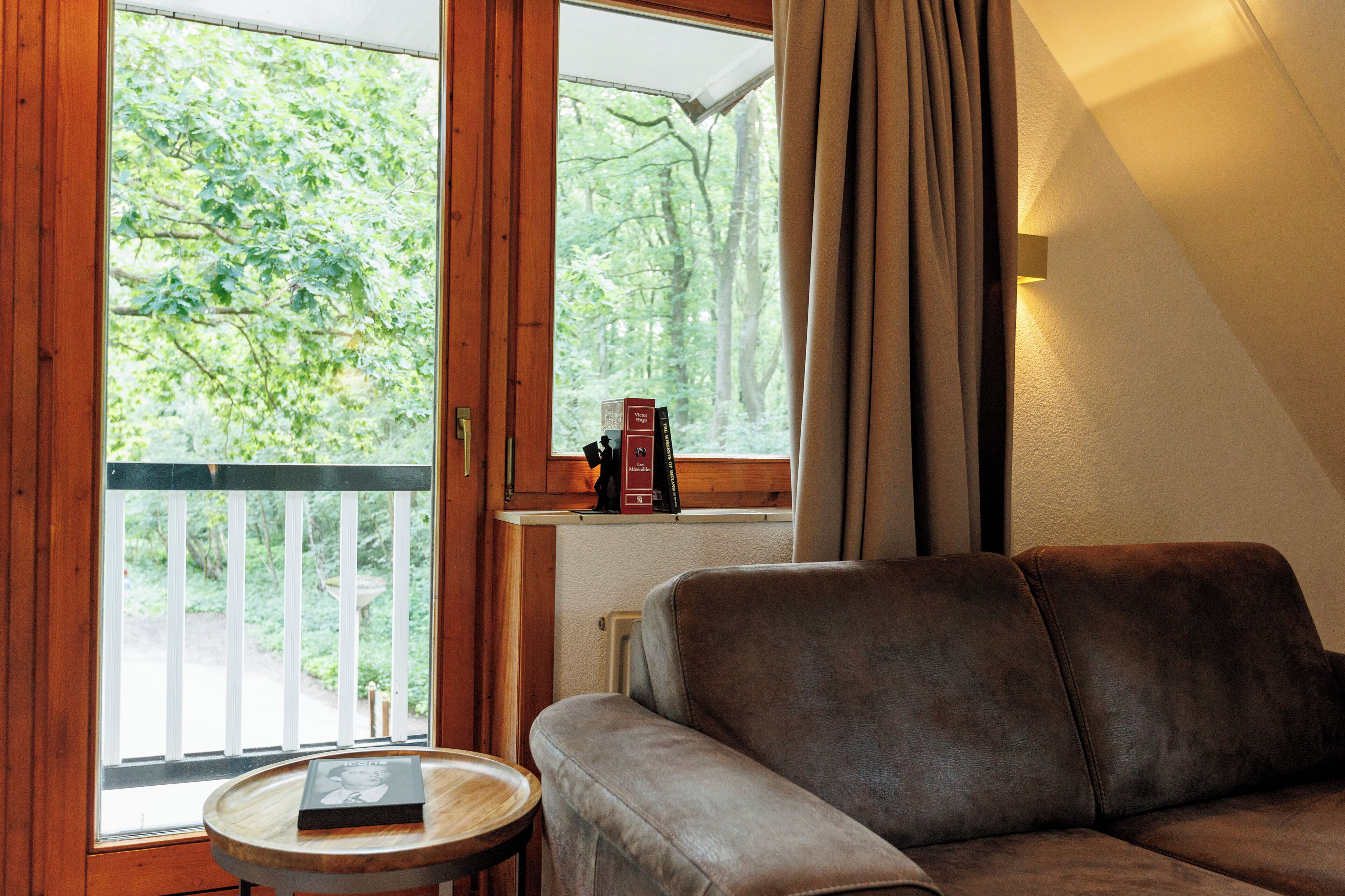 Smart TV, table tennis, books, stereo