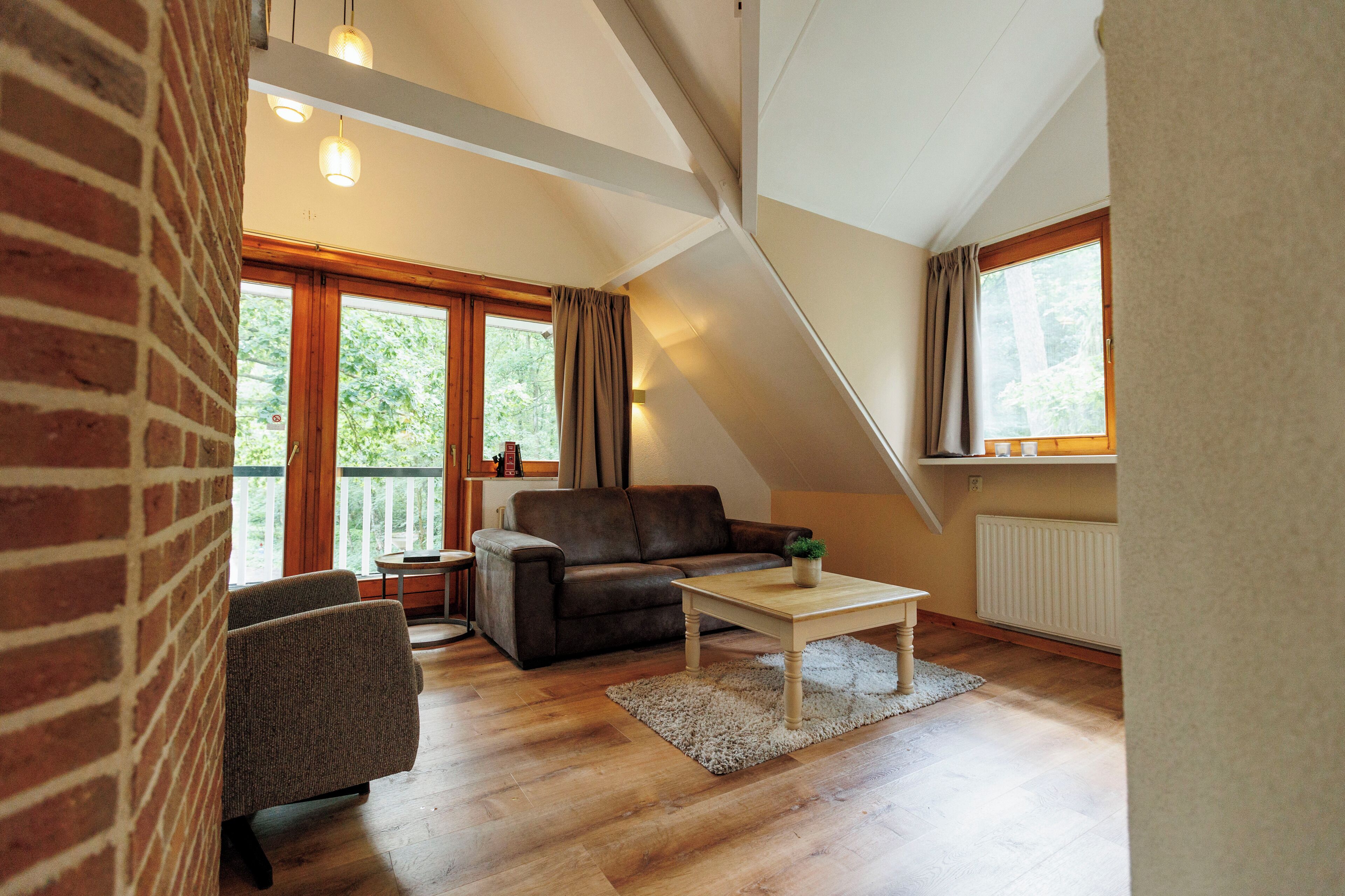 Een smart-tv, een tafeltennistafel, boeken en een stereo