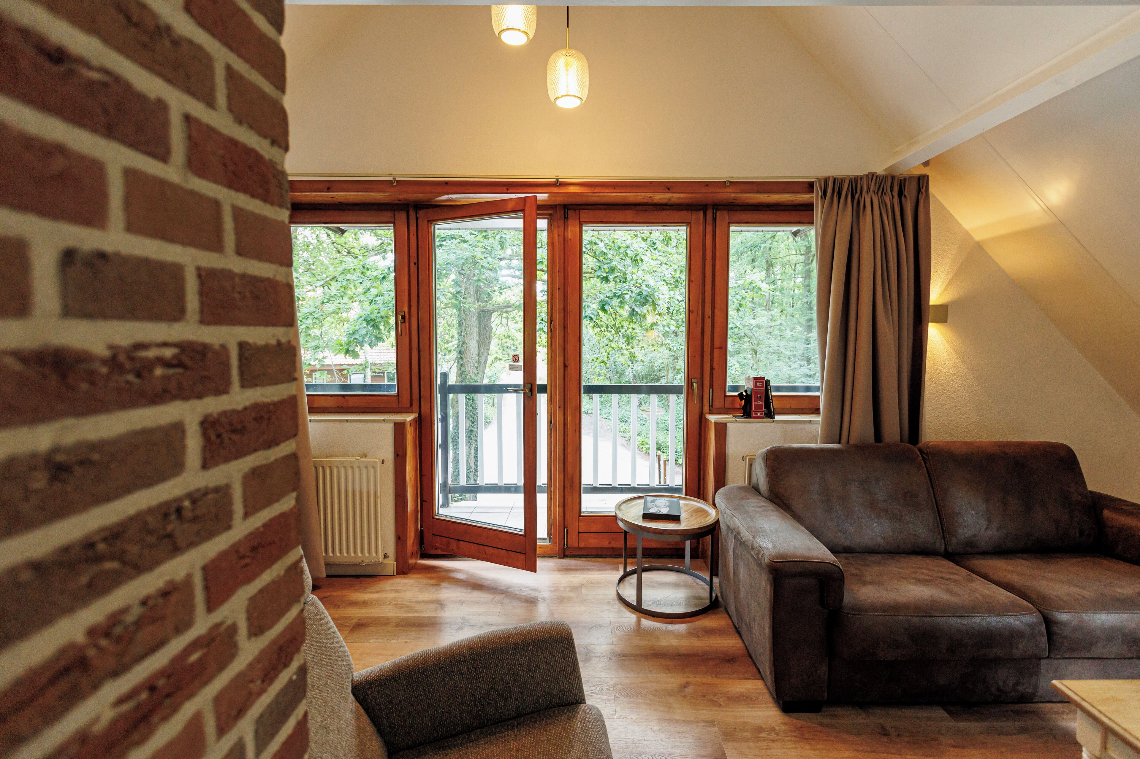 Een smart-tv, een tafeltennistafel, boeken en een stereo