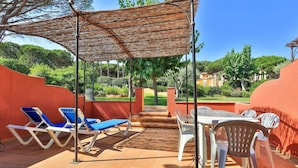 An outdoor patio with lounge chairs, a table, and a pergola. - Villa '23 Maria Callas' with Private Terrace, Wi-Fi and Air Conditioning (Ramatuelle)
