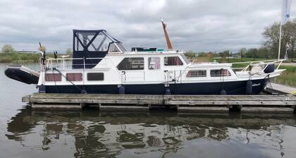 Stay with Maritime Flair on a Vintage Yacht