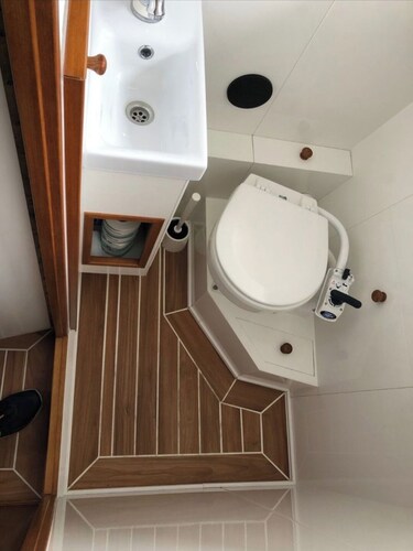 Stay with Maritime Flair on a Vintage Yacht