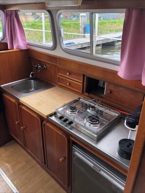 Kühlschrank, Herdplatte, Wasserkocher mit Kaffee-/Teezubehör
