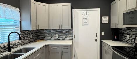 Microondas, horno, placa de cocina y lavavajillas