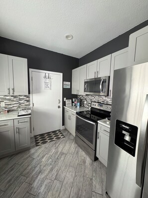 Mikrowelle, Ofen, Herdplatte, Geschirrspüler