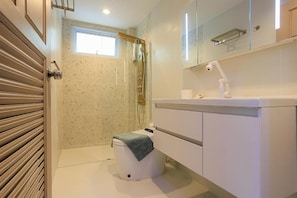 Villa, Terrasse | Badezimmer