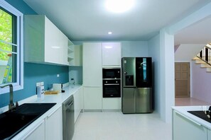 Villa, teraszos udvar | Privát konyha