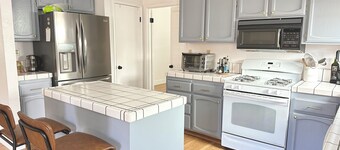 Modern and Cozy 4 Bedroom near shops & restaurants