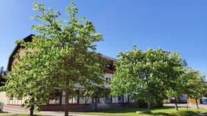 A building with a symmetrical facade, large windows, and a flat roof. - Haus Freigeist - zum Gartenblick (Thale)