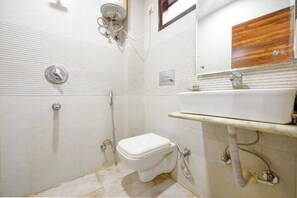 Deluxe Double Room | Bilik Mandi | Pancuran mandi, selipar, tuala disediakan, sabun 