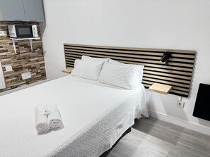 1 habitación, tabla de planchar con plancha y cuna de viaje