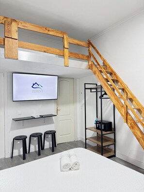 1 habitación, tabla de planchar con plancha y cuna de viaje