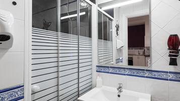 Ducha, secador de pelo, toallas y jabón