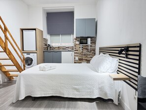 1 slaapkamer, een strijkplank/strijkijzer, reisbedje, gratis wifi