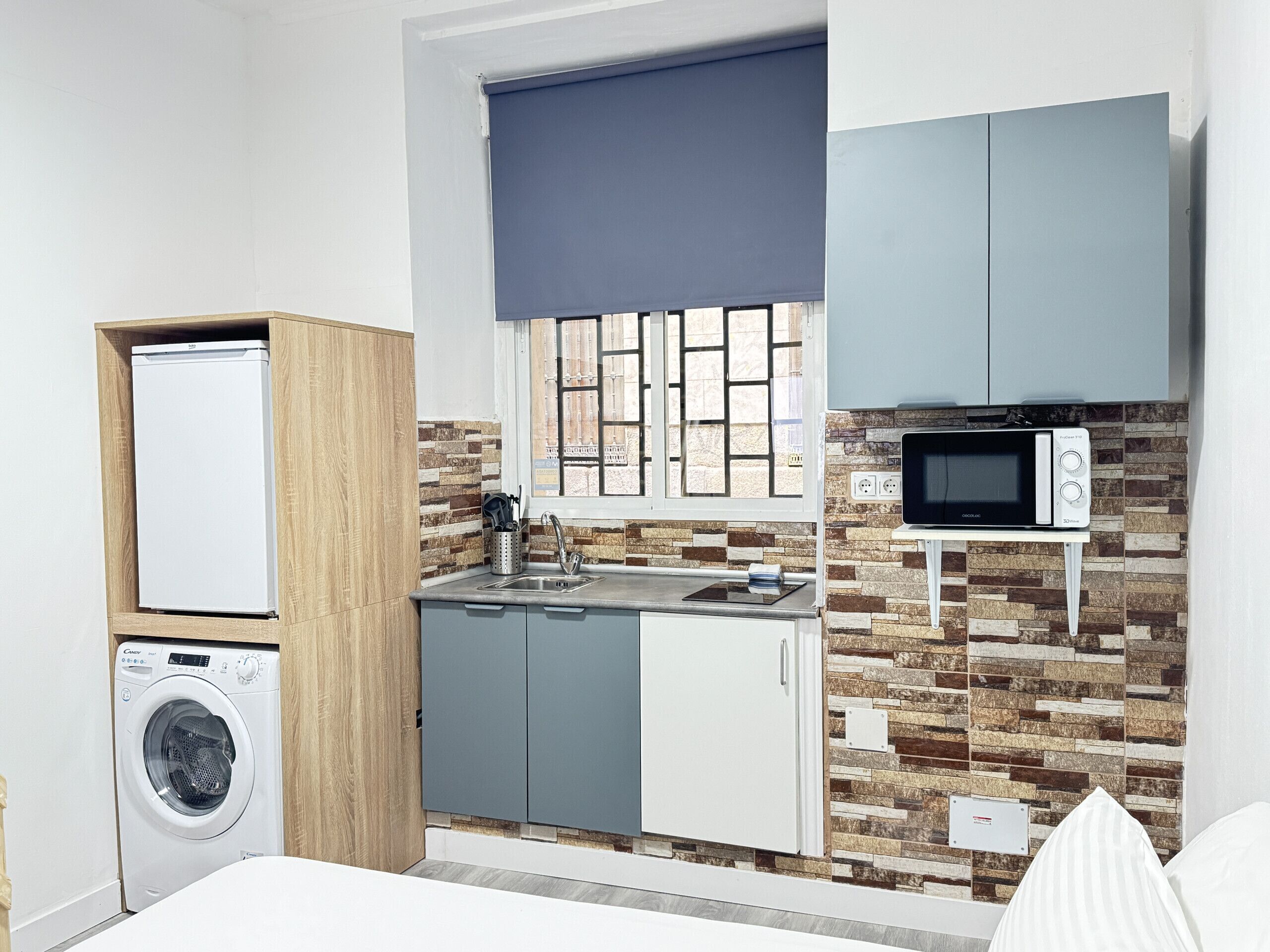 Frigorífico, microondas, placa de cocina y cafetera o tetera