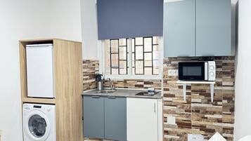 Frigorífico, microondas, placa de cocina y cafetera o tetera