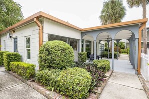 Property grounds - Contemporary 2BR Stay | Pool, Gym & Grill Area (Tampa)