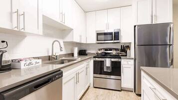 Cookware/dishes/utensils