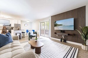 TV, offices - Tampa Getaway | 2 King Beds, Pool & Fitness Ctr (Tampa)