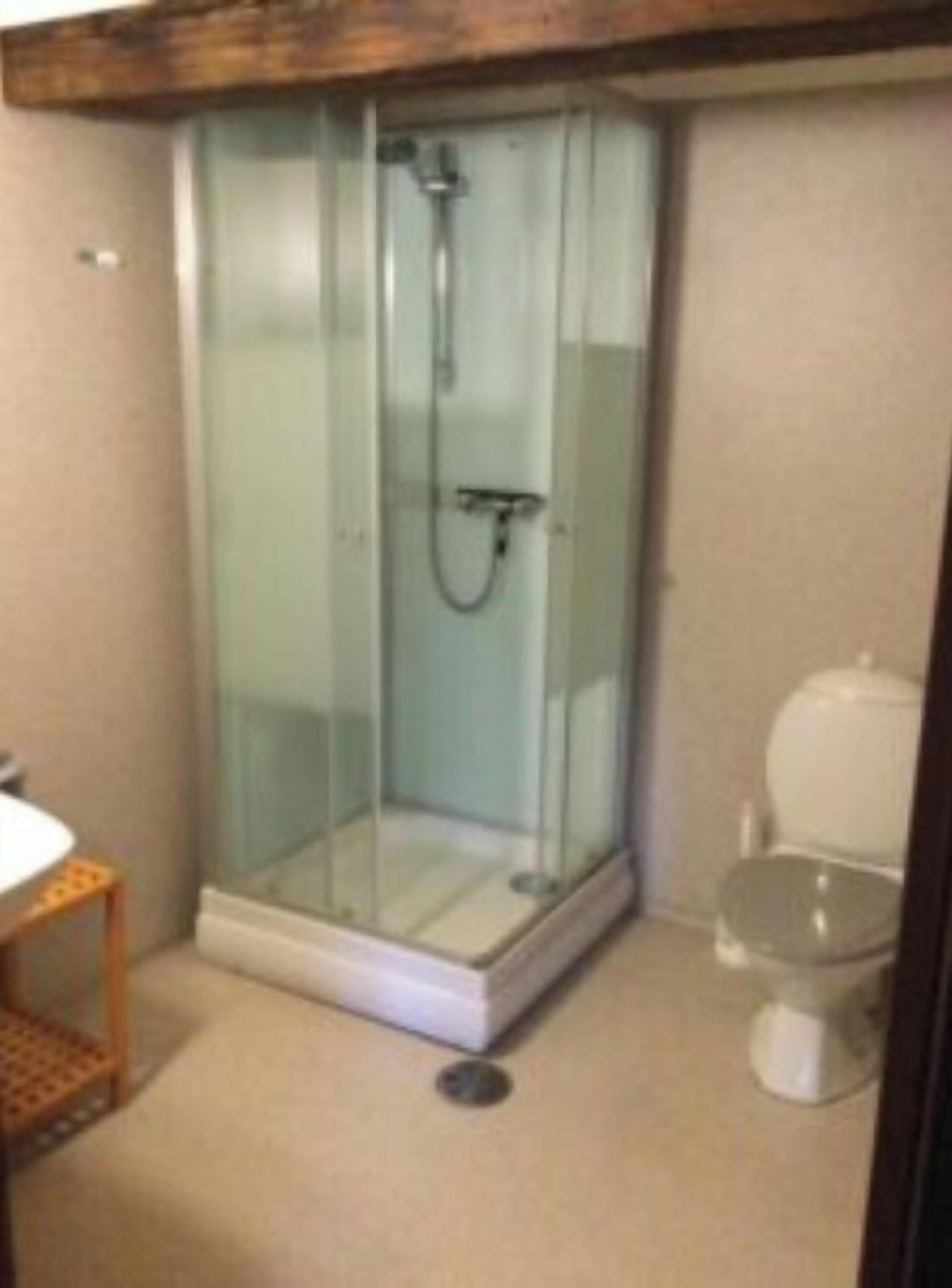 Dusj, håndklær og toalettpapir