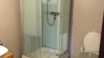 Dusj, håndklær og toalettpapir