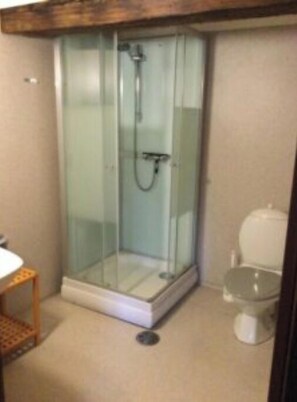 Shower, towels, toilet paper - Marsktures motel (Højer)