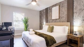 2 slaapkamers, een bureau, een strijkplank/strijkijzer, wifi