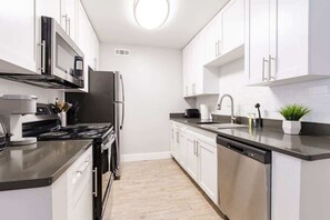 Cookware/dishes/utensils, paper towels