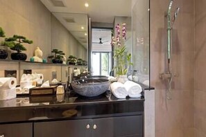 Secadora de cabello, toallas, jabón, shampoo 