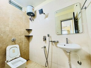 Douche, douche à « effet pluie », serviettes fournies, savon