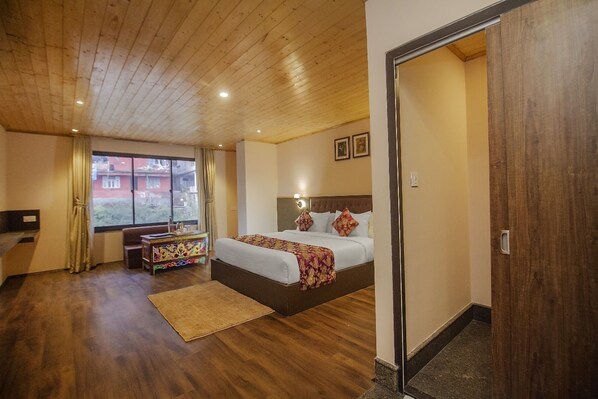 Luxury Room | Free WiFi, bed sheets